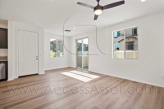 Building Photo - Stylish 2 Bed + 2.5 Bath Townhome in Murrieta