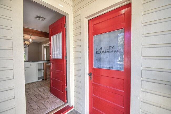 Building Photo - Charming Campus Home!