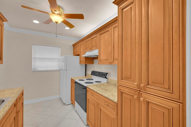 Building Photo - 2340 SW 22nd Ave