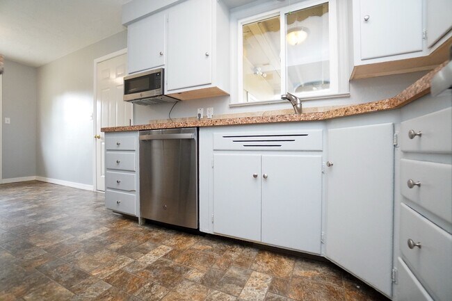 Building Photo - 1517 Chrisway Dr