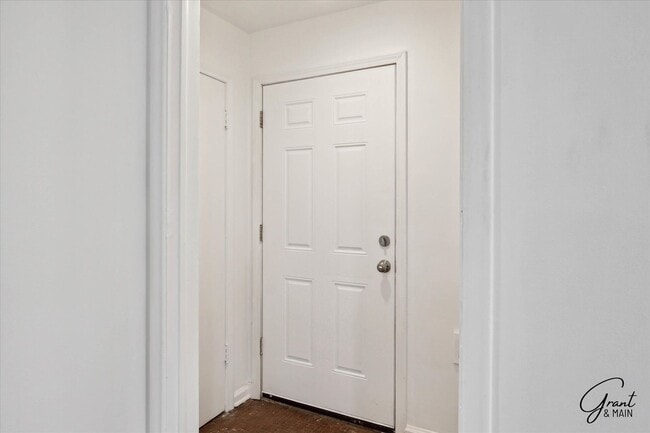 Building Photo - $1,250 - Charming 3 Bedroom Bungalow - Det...