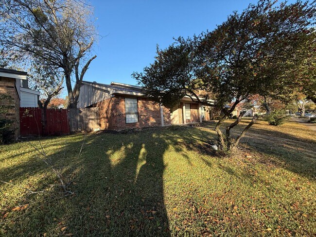 Building Photo - Nice and Spacious Home