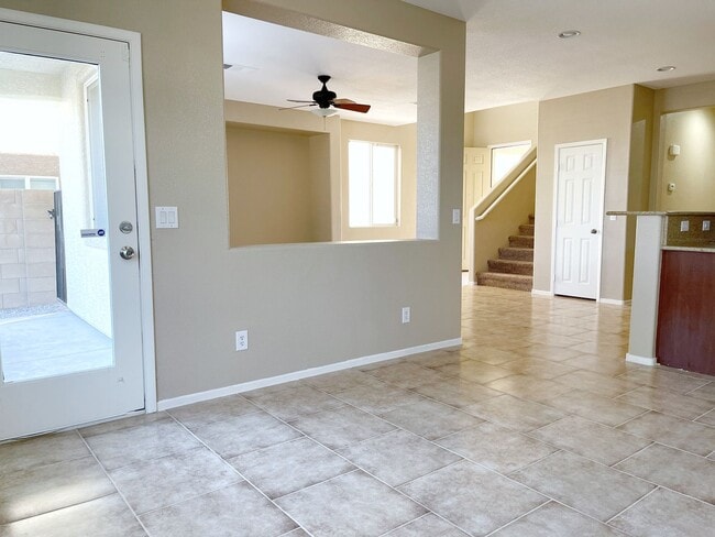 Building Photo - Spacious Living, Granite Counters, Great Location!