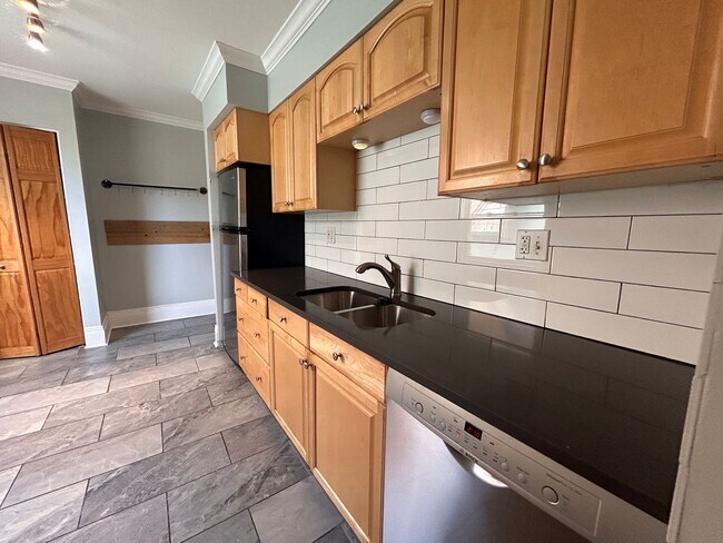 Building Photo - $0 DEPOSIT OPTION. CHARMING VICTORIAN TOWNHOUSE IN UPTOWN/CITY PARK WEST