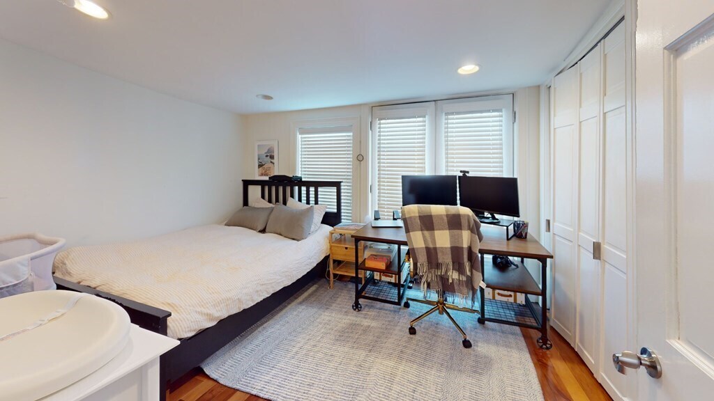 Building Photo - 272 Bowen St