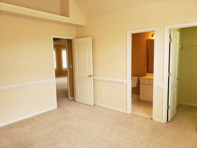 Building Photo - Johns Creek Beauty