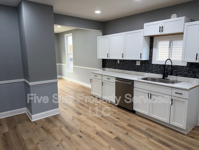 Building Photo - 1513 E Edwards St