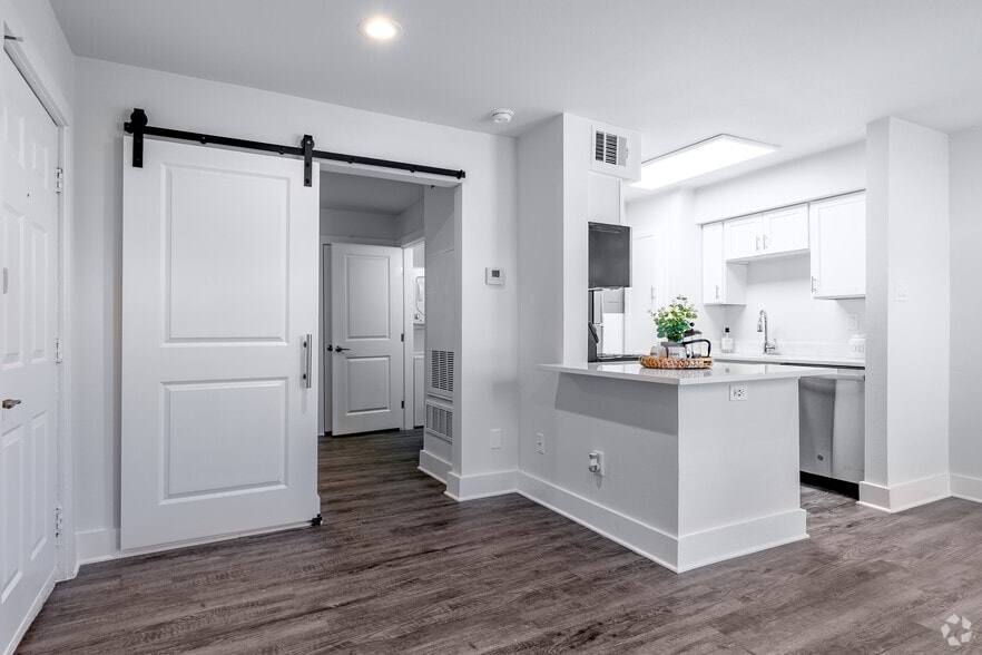 1BR, 1BA - 468SF - Living Room - z - Historical - Tides on Westcreek