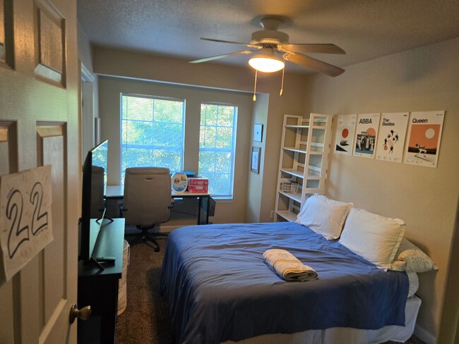 Building Photo - Room for rent in a 4BA/4BR condo walking d...