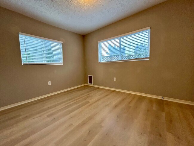 Building Photo - Charming 3-Bedroom Home in Prime Vancouver Location – Pet Friendly with Fenced Yard!