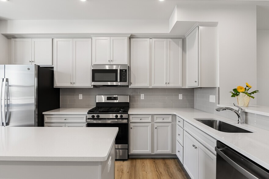 Building Photo - 10 Sidney Ln