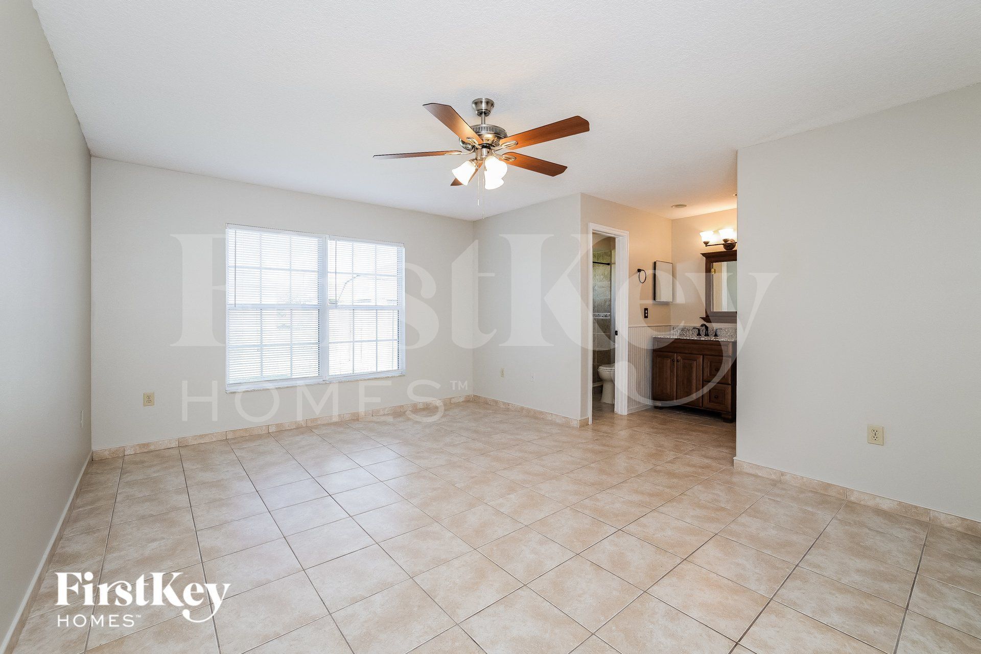 Building Photo - 585 Koala Dr
