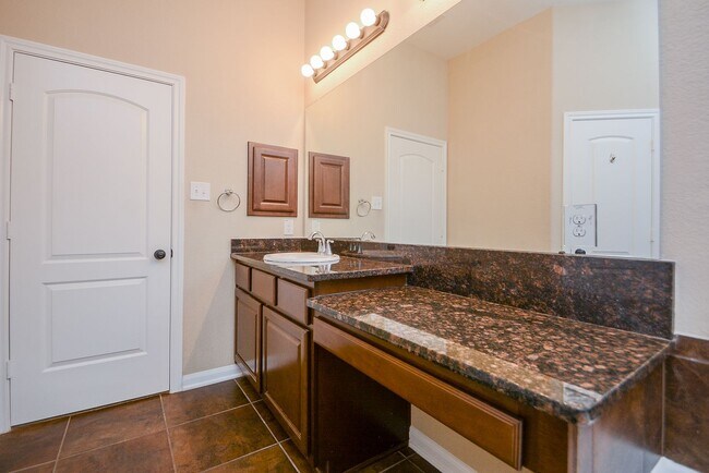 Building Photo - Beautifully Upgraded 3 Bedroom Townhome in The Woodlands Sterling Ridge