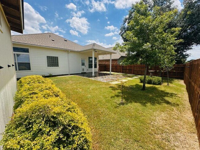 Building Photo - 251 Fresno Springs