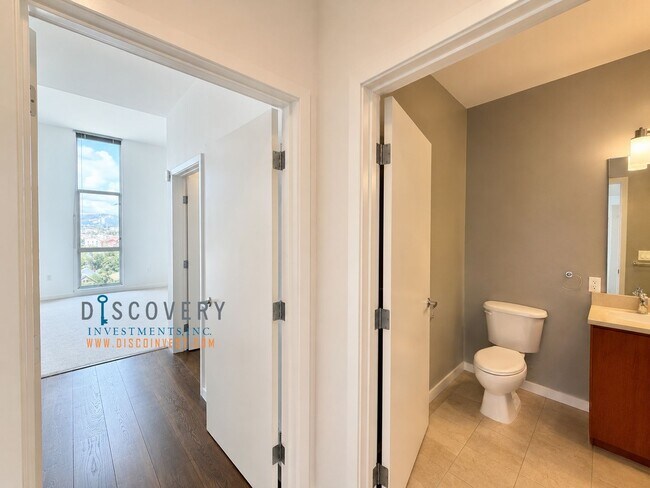 Building Photo - Uptown Place One Bedroom Condominium