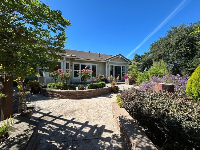 Building Photo - Luxurious and Spacious 5 Bedroom in Gilroy