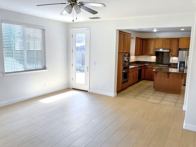 Building Photo - Stunning Newly Remodeled 4-Bed, 3-Bath Hom...