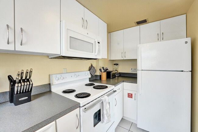 Building Photo - 341 N Birch Rd