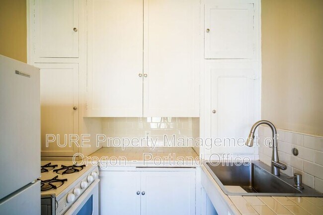 Building Photo - 709 SW 16th Ave