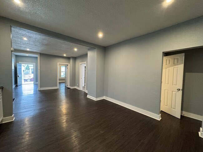 Building Photo - Fountain Square 3 Bed 1.5 Bath