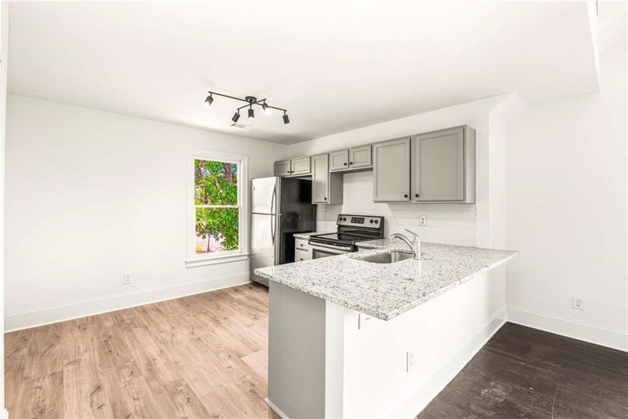 Building Photo - 94 Lucy St SE