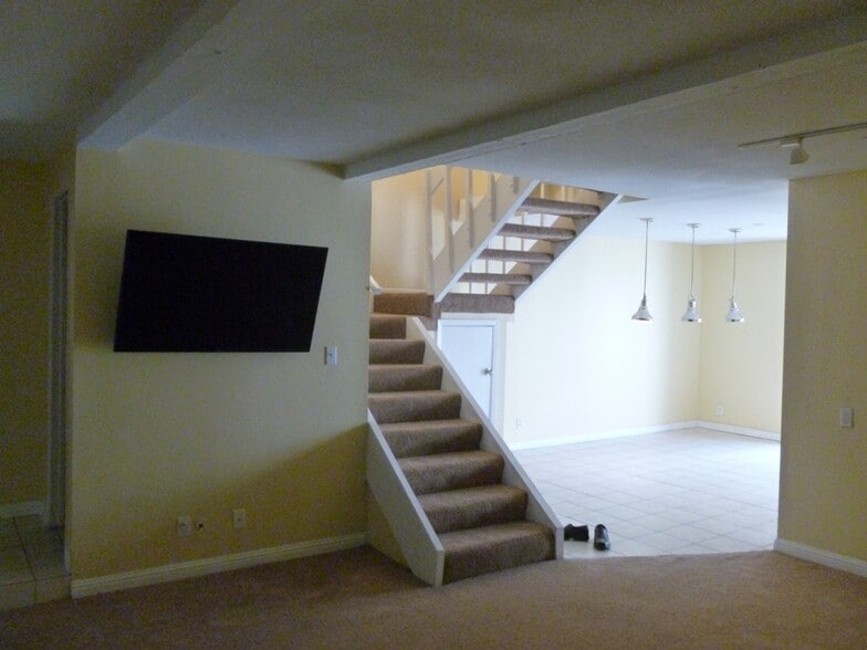 Building Photo - 700 Fernwood Ln