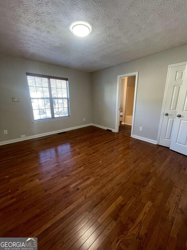 Building Photo - 3015 Cascade Manor Dr