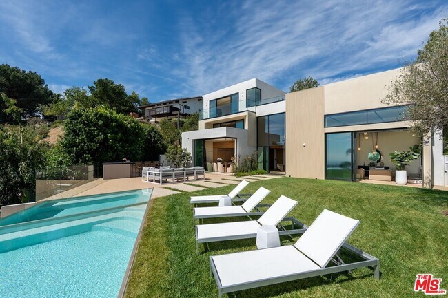 Building Photo - 2501 Banyan Dr