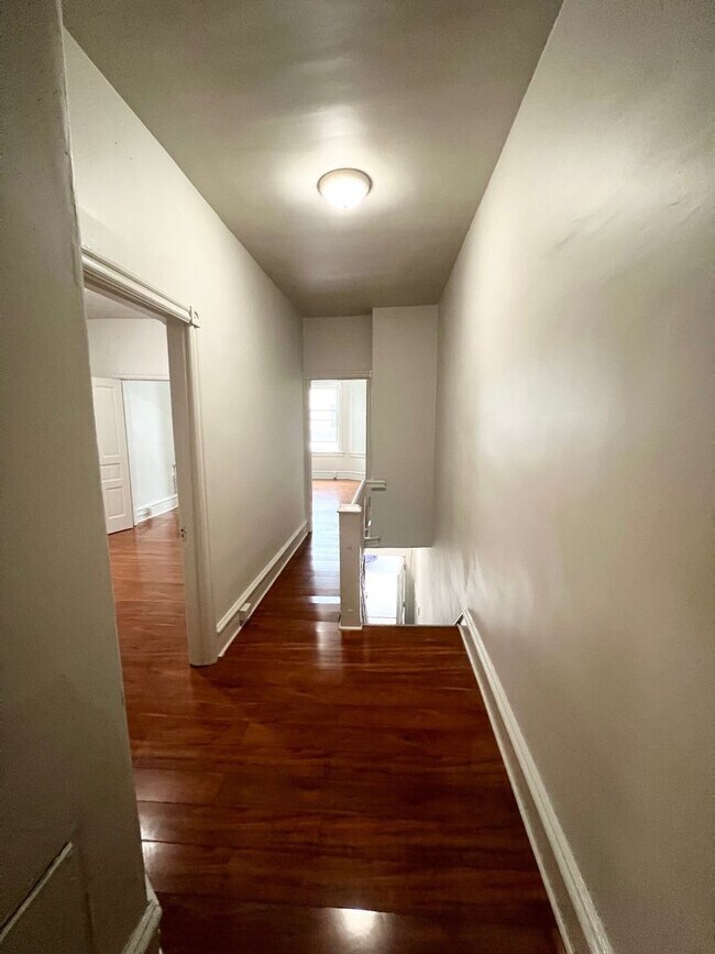 Building Photo - Spacious 3 or 4 Bedroom 2 Bathroom Available in Oakland, Modern Updates and Great Front Porch and...