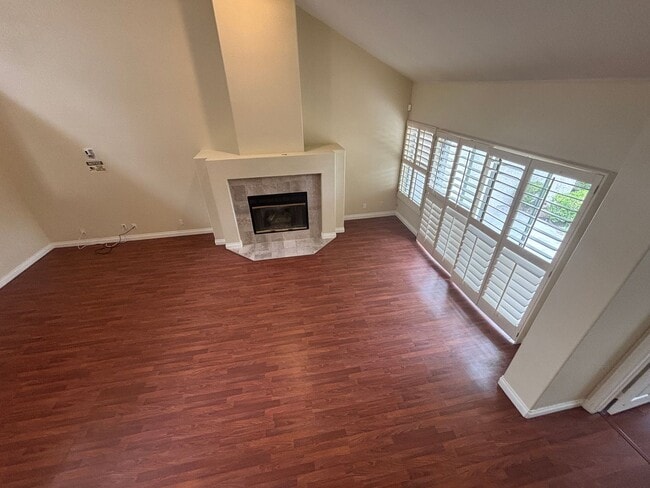Building Photo - Beautiful 3 bed 2.5 bath townhouse in Spanish Trails!