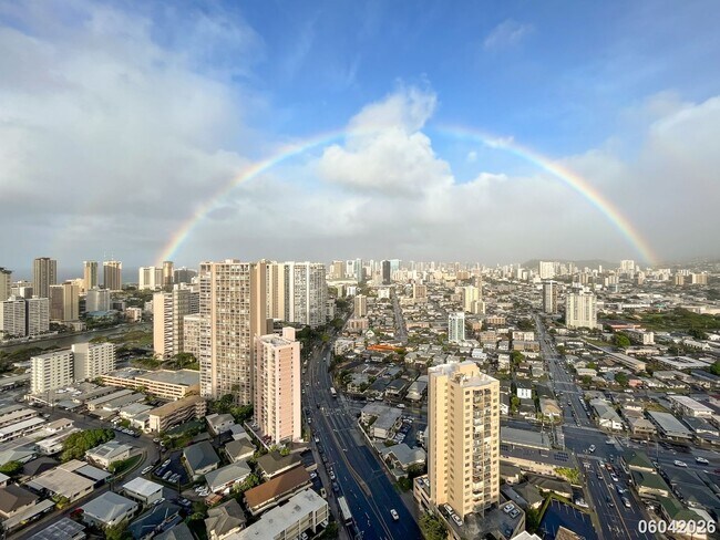 Building Photo - Luxury High-Rise Living on the 38th Floor