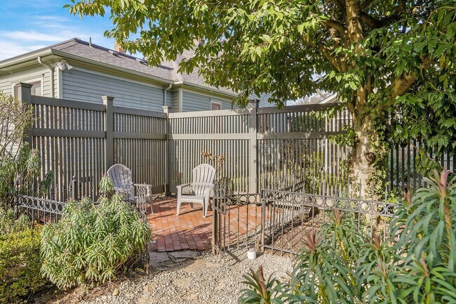 Building Photo - Fully furnished 5-bed, 3.5 bath home in hi...