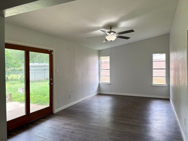 Building Photo - Spacious 3/2