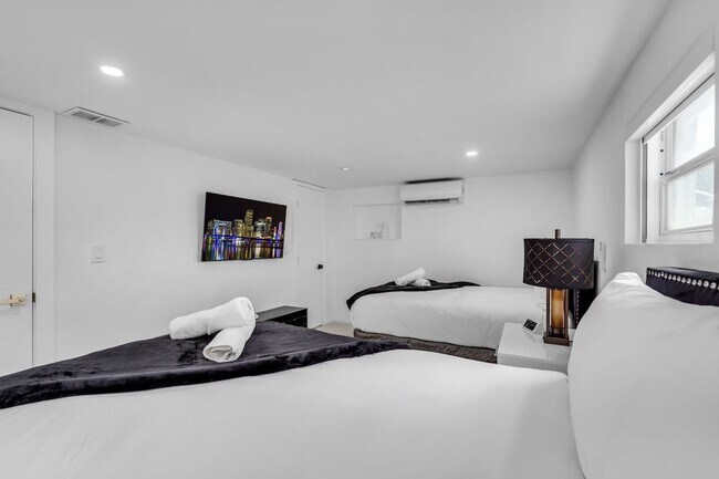 Building Photo - 1255 NE 199th St