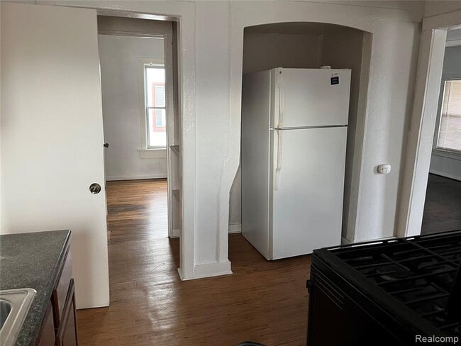 Building Photo - 7592 Maxwell Ave