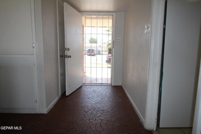Building Photo - 317 Thunderbird Dr