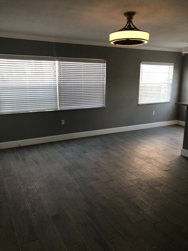 Building Photo - WALK TO THE BEACH FROM YOUR TOTALLY UPDATED, BEAUTIFUL CONDO!