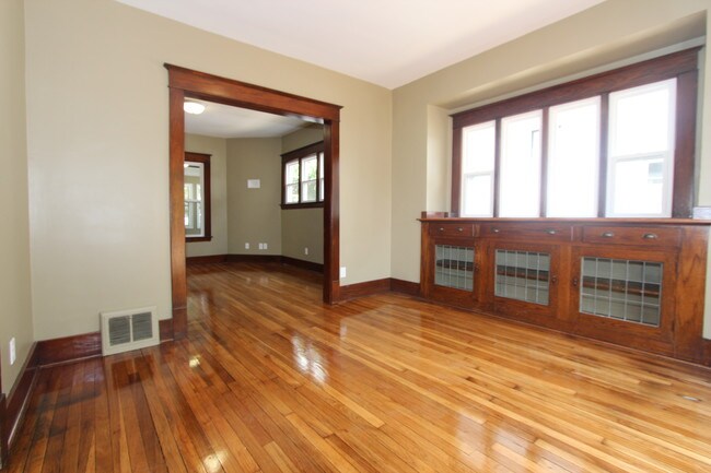 Building Photo - 246 Valley Ave SW