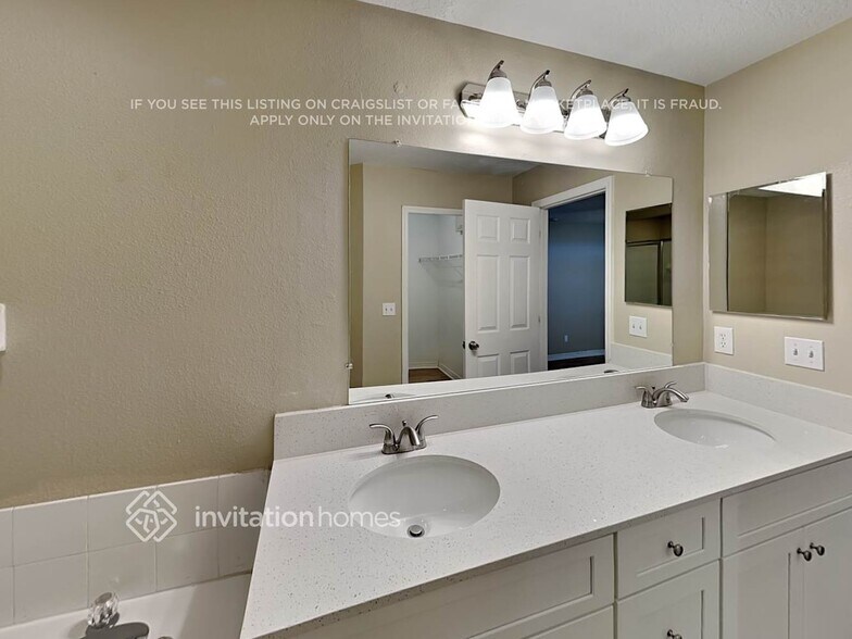 Building Photo - 1911 Summit Oaks Cir