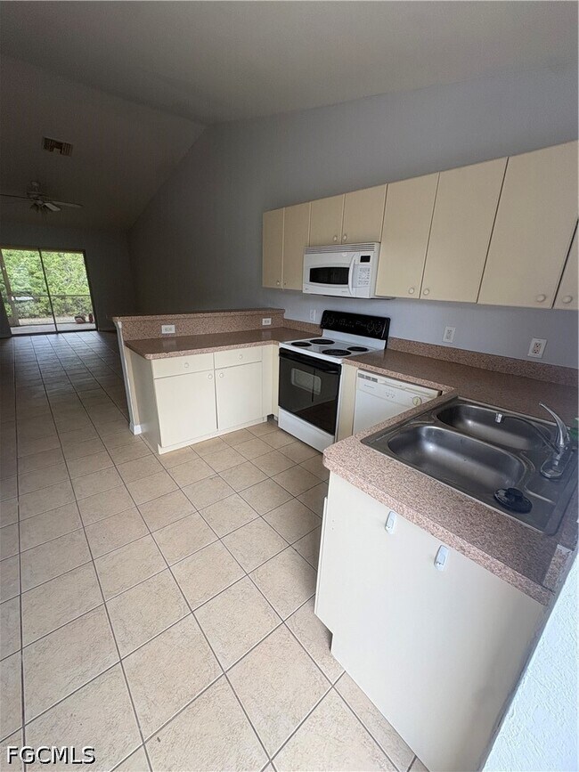 Building Photo - 1002 W 12th St