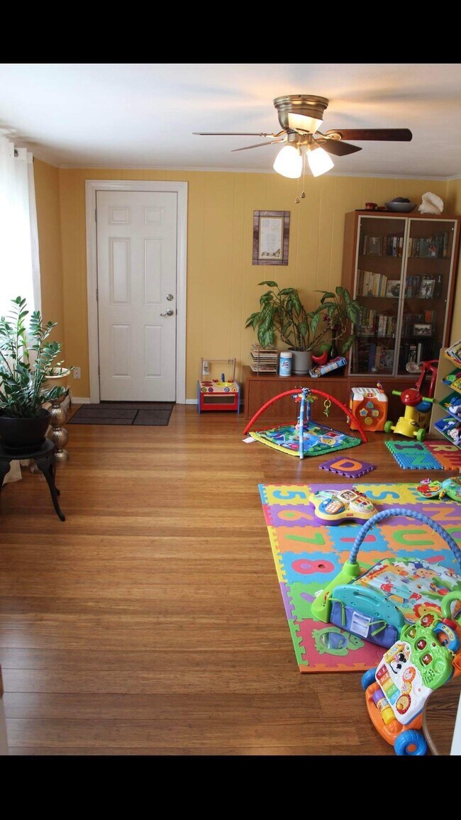 Building Photo - 24 Greenbrier Dr