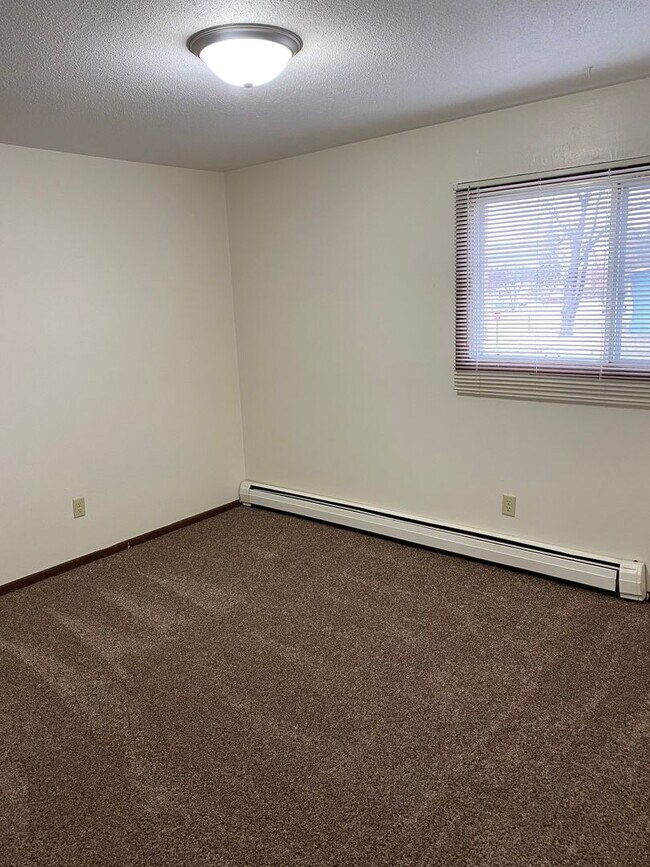 Building Photo - Large Two Bedroom Apartment