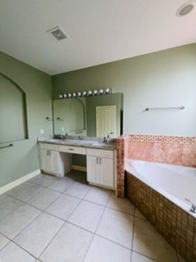 Building Photo - Townhome in the gated community of Bristol...