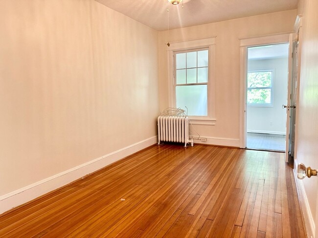 Building Photo - 4 Bed + 2 Bath - Pets Welcome! Parking!