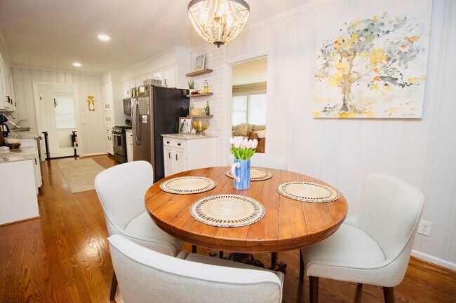 Building Photo - Stunning 3 Bedroom, 2 Bathroom in West Col...
