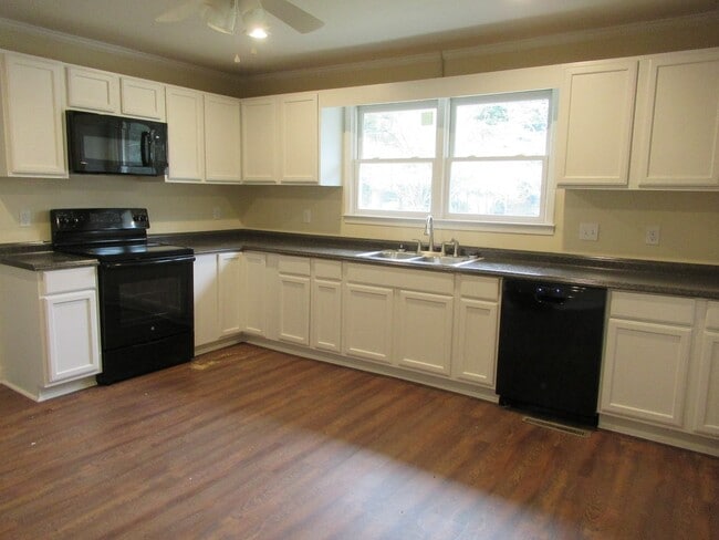 Building Photo - 38 Thelma-3 bedroom, 2 bath- ALICE DRIVE AREA