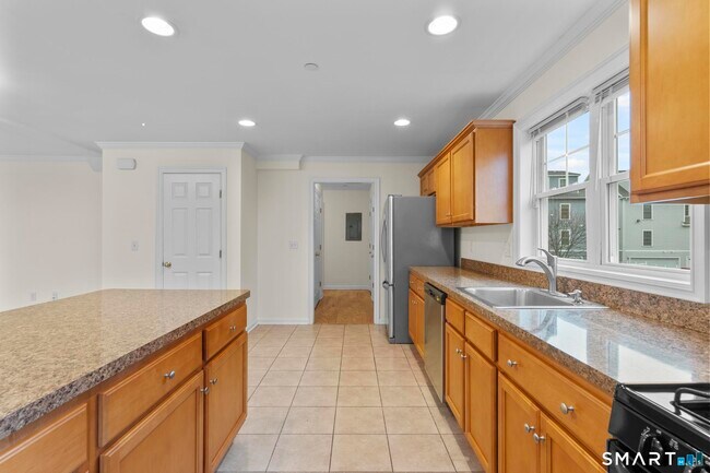 Building Photo - 15 W Main St