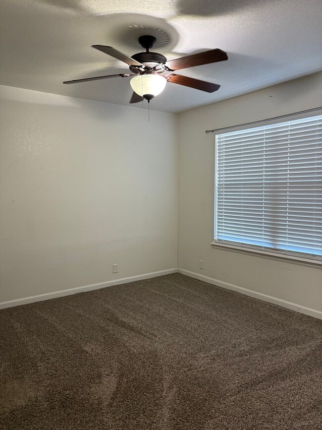 Building Photo - 2 Bedroom 1 Bath Lower Level Unit in Villa...