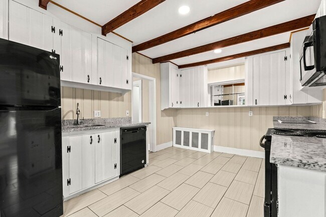 Building Photo - 9 Maple Cir