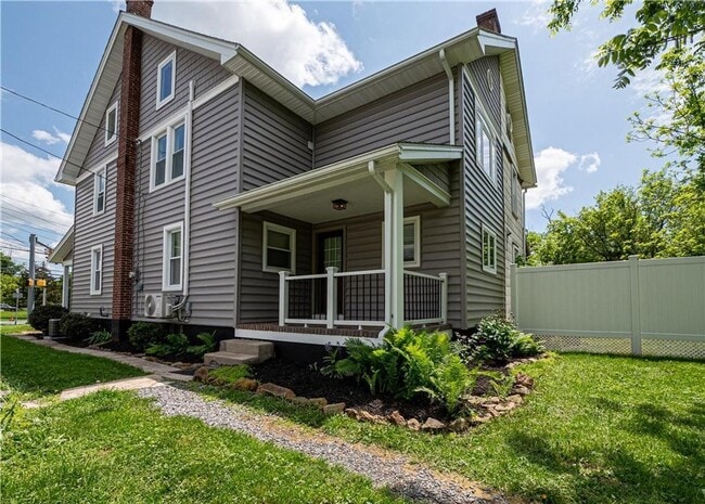 Primary Photo - Beautifully updated THREE BEDROOM - Southe...
